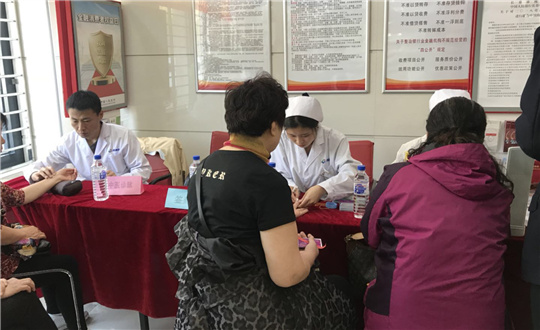 12.药业公司联合农商银行举办义诊活动_副本.jpg