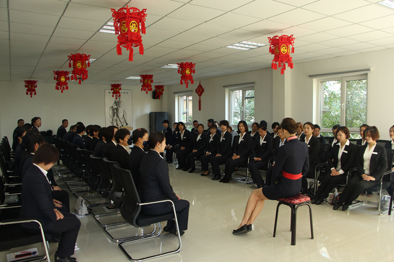 6.物业家人认真学习服务礼仪.jpg