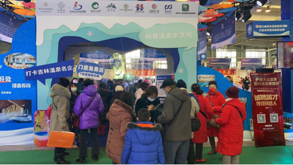 9.乐鱼电子,乐鱼电子(中国)南山温泉酒店展台前参观游客众多_副本.png