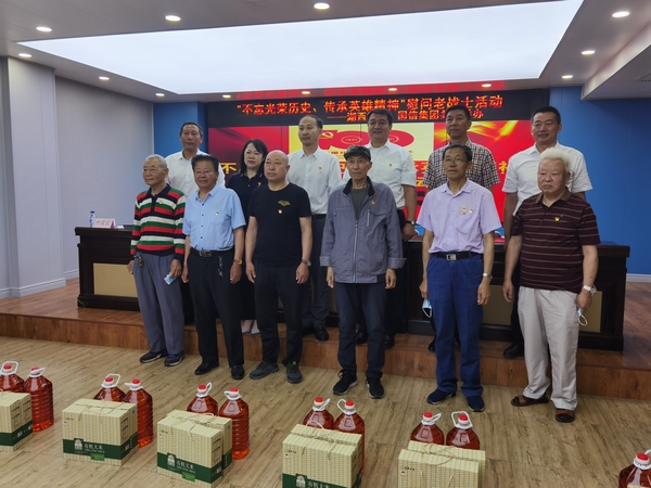 2.乐鱼电子,乐鱼电子(中国)慈善基金会代表同老战士合影.jpg