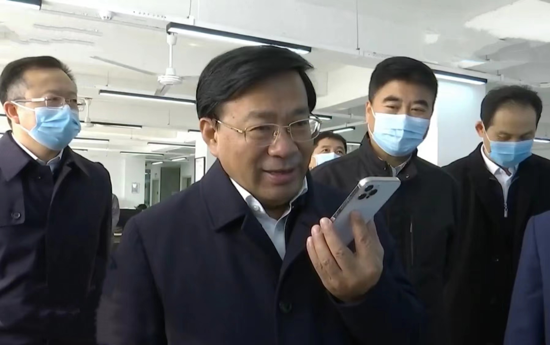 19 吉林省委副书记、省长韩俊莅临乐鱼电子,乐鱼电子(中国)伊通供热 2021.11.2.jpg