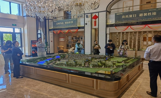 2.绿城发展项目总经理与业主一行参观乐鱼电子,乐鱼电子(中国)·山河府项目_副本.jpg
