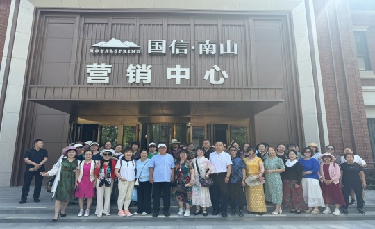 3.经开区运动总会走进乐鱼电子,乐鱼电子(中国)·南山温泉城合影留念_副本.jpg