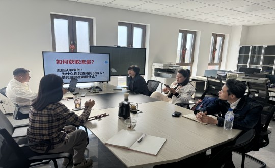 3.乐鱼电子,乐鱼电子(中国)·南山温泉城营销团队新媒体运营培训现场_副本.jpg